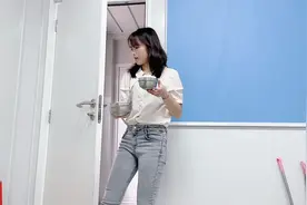 工地伙食赶上饭店标准，打工妹一人打两碗饭菜，吃饱干活真有劲！