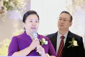 武汉丈母娘的婚礼致辞，听完除了羡慕还是羡慕！优雅智慧气场满满视频封面