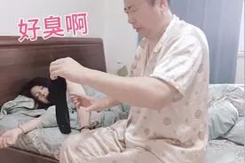 老公嫌弃媳妇睡懒觉，直接把臭袜子塞到她嘴里，这下玩大了视频封面