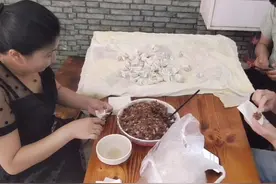 俺姨来我家包大馅混沌，饭菜好了亲戚去哪了？却只有小两口在吃！视频封面