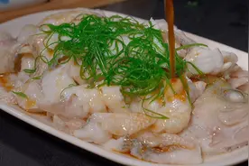 今天分享五星级酒店大厨教我做的白灼鱼片，味道果然名不虚传，棒视频封面
