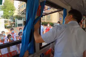 公交人为孩子们讲解安全知识！呵护儿童成长、人人有责！视频封面