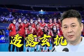 CCTV直播中国女排决战美国，合照暗藏玄机，三人或缺席，球迷祈祷