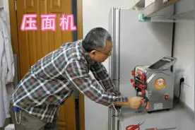 入手压面机面条机（揉面机）开箱，看鸿哥怎么清洁压面机视频封面