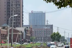 合肥肥东经开区祥和路。两边树正在移走，加宽马路，迎接大发展！视频封面