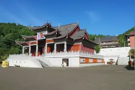 六盘水深山藏着一座寺庙，里面住着，一群小和尚视频封面
