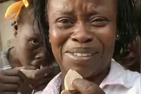 穷到吃土！海地平民窟，泥土拿来加工晒干后当饼干吃，真香视频封面