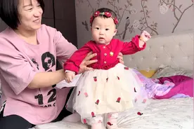 要给闺女吃喜面了，妞妞穿上红色礼服真喜庆，黄金三件套戴上刚好视频封面