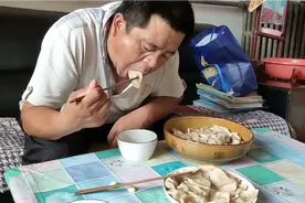 吃饺子了！溜溜的饺子出锅，就着大蒜，老公一口一个，吃的真香！视频封面