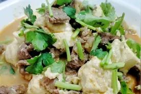 东北人做《牛肉炖豆腐》用萝卜调味，激发牛肉原始味道，汤太鲜了