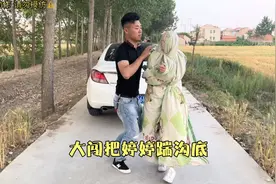 大闯开车，婷婷在副驾驶一直叨叨不停，大闯一气之下把婷婷踹沟底