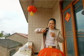 过年贴对联挂灯笼，婆媳都怕高，没青壮年在家二妹再三尝试才挂上视频封面