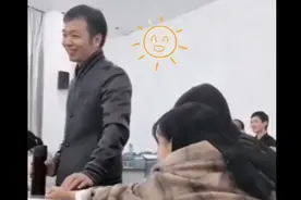 中医老师给学生把脉，结果……  …… 表情由高兴到凝重视频封面