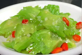 夏天要多吃苦瓜，老保姆教我素炒苦瓜的家常做法，脆嫩多汁还不苦视频封面