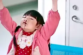 村里医生告诉女孩。左鼻孔流血抬右手，右鼻孔流血抬左手。（一）视频封面