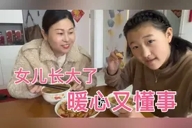 13岁女儿长大了，真的是暖心又懂事，女儿的举止真是让妈妈感动到