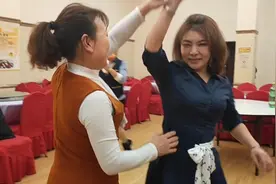 小姨子今天开心拉着雪姐跳起了吉舞格桑花真美