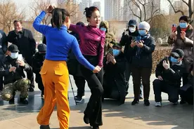 唐山小媳妇广场热舞吉特巴，这舞姿妖娆妩媚，真好看视频封面