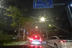 深圳晚间高速上，堵！飞不起来😅😅😅