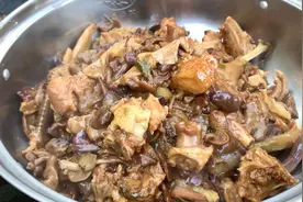 东北特色菜小笨鸡炖蘑菇，自家养的下蛋鸡，采的鲜蘑一起炖真香。