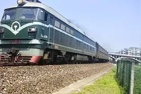 这辆火车就挂两节车厢 在皖赣线  跑来跑去不知干嘛用的视频封面