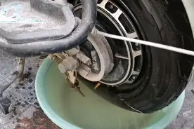 车轮胎打足气，放一天就没气了，用水试过多次没有发现漏气，求招视频封面