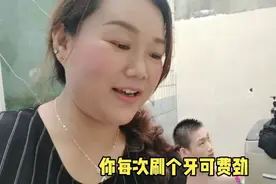 十八岁了不能自理的小伙长得挺帅的...刷牙洗澡还得妈妈哦！视频封面