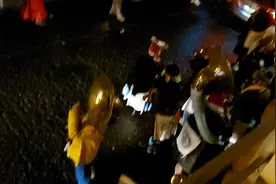 现在是周六晚上21点，热情的荷兰人用他们的娱乐方式庆祝传统节日