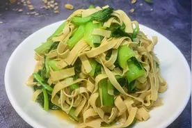 苏北家常菜青菜炒豆腐皮，做法简单经济实惠，清淡可口美味又好吃