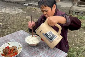 啤酒婶干完农活，不用菜就吃了一碗白米饭视频封面