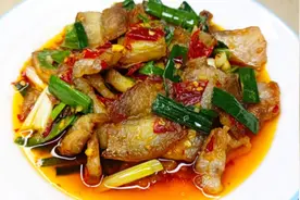 贵州的糟辣椒炒回锅肉，回锅肉肥而不腻酸辣开胃，你可以吃几碗？视频封面