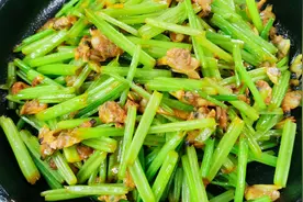 老妈教我芹菜炒花甲肉好吃的诀窍，原来用油是关键，和我一起学吧视频封面