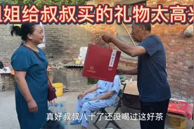 姐姐打工回家看望父母亲，有衣服有礼品老人太高兴了视频封面