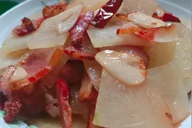 农村家常菜，冬瓜炒腊肉，超级好吃，下酒下饭都不错