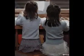 谢娜晒三个女儿日常照，跳跳俏俏写作业超可爱，透露姐姐抗癌成功视频封面