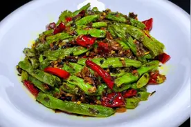 炒四季豆，焯水和直接下锅炒是大错，教你正确做法，干香入味解馋视频封面