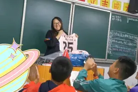 班主任讲解球服设计寓意，模仿同学们加油方式，把同学们逗乐了视频封面