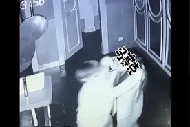 女顾客醉酒强吻男服务员视频封面