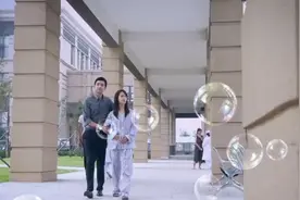 盘点美女放屁名场面，男友为了救女友，女友一个屁把男友蹦晕过去视频封面