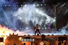 缅甸户外演唱会遭袭击，造成多人死亡和受伤视频封面