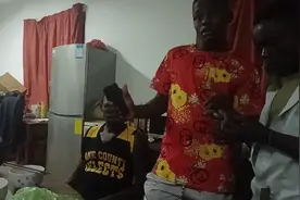 非洲人喜欢吃火锅，他们也学会了用筷子，视频封面