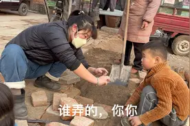 贝贝家门前的垃圾终于被清理了，贝妈带着把门前全部铺一遍砖。视频封面