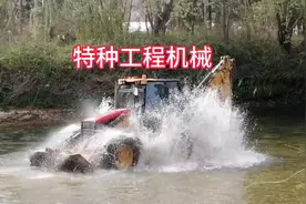 挖掘机与装载机组合成前铲后挖的特种工程机械视频封面