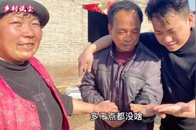 农村父子俩齐心协力改造猪舍，更新养殖模式，干劲十足！视频封面