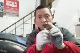 调节这一颗螺丝就可以解决摩托车特别费油，经常烧坏火花塞的问题视频封面