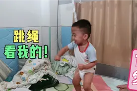 把我耳机当跳绳了，手拿耳机就可以跳呀！这模仿能力也忒可爱了哈视频封面