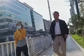 这美女眼神犀利，很高警惕性，与男子相差甚远，可能是陌生人视频封面