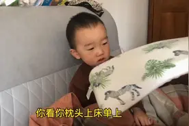 宝宝半夜拉臭臭，被窝里的味道不可描述。视频封面