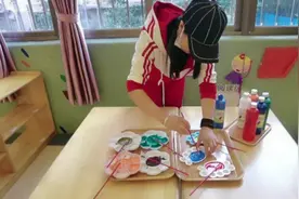 你手中的笔，我眼中的你。记录着点滴，暖暖的满足。视频封面