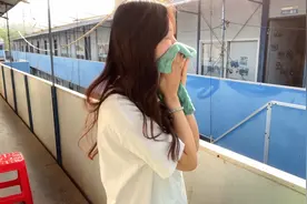 实拍工地农民工真实生活。打工妹和农民工们一起生活，心酸又无奈视频封面